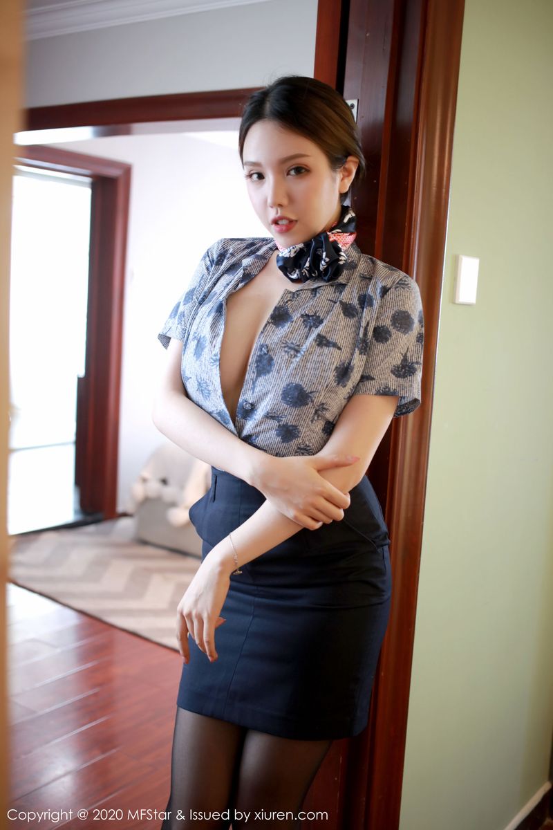 性感女神黄楽然黑丝美腿职场OL装扮娇媚写真
