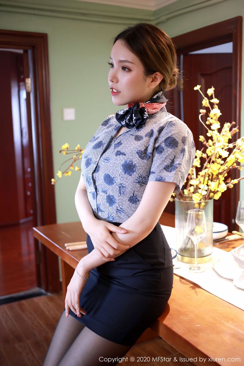 性感女神黄楽然黑丝美腿职场OL装扮娇媚写真
