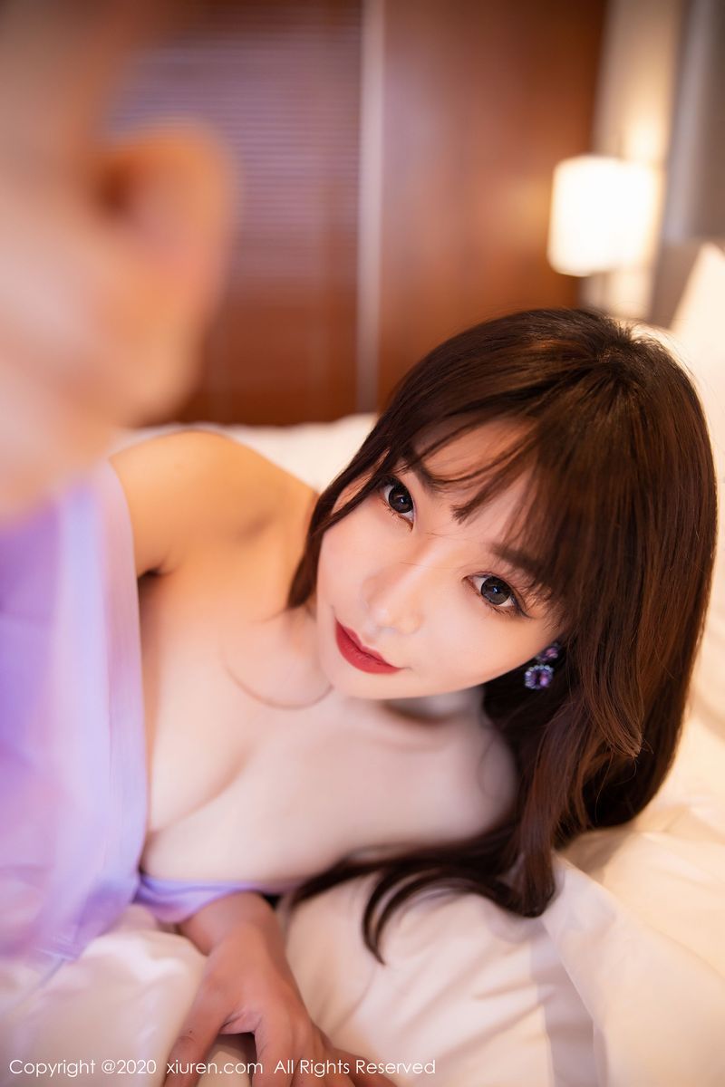 性感女神芝芝Booty牛仔裤包翘臀与丝袜美足魅惑写真