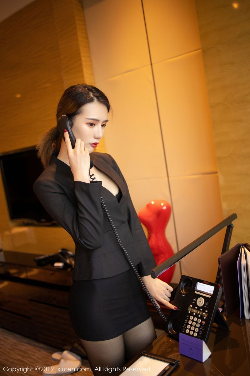 美女模特BABY_柒眼镜OL黑丝美腿秘书装扮写真