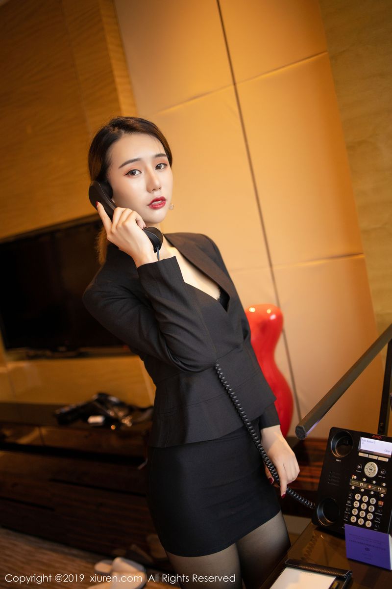 美女模特BABY_柒眼镜OL黑丝美腿秘书装扮写真