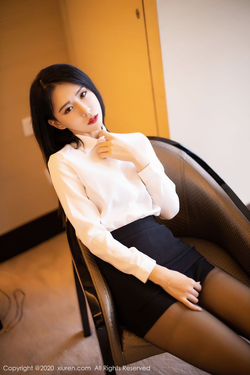 美女模特BABY_柒白衬衫黑短裙OL职场秘书写真集