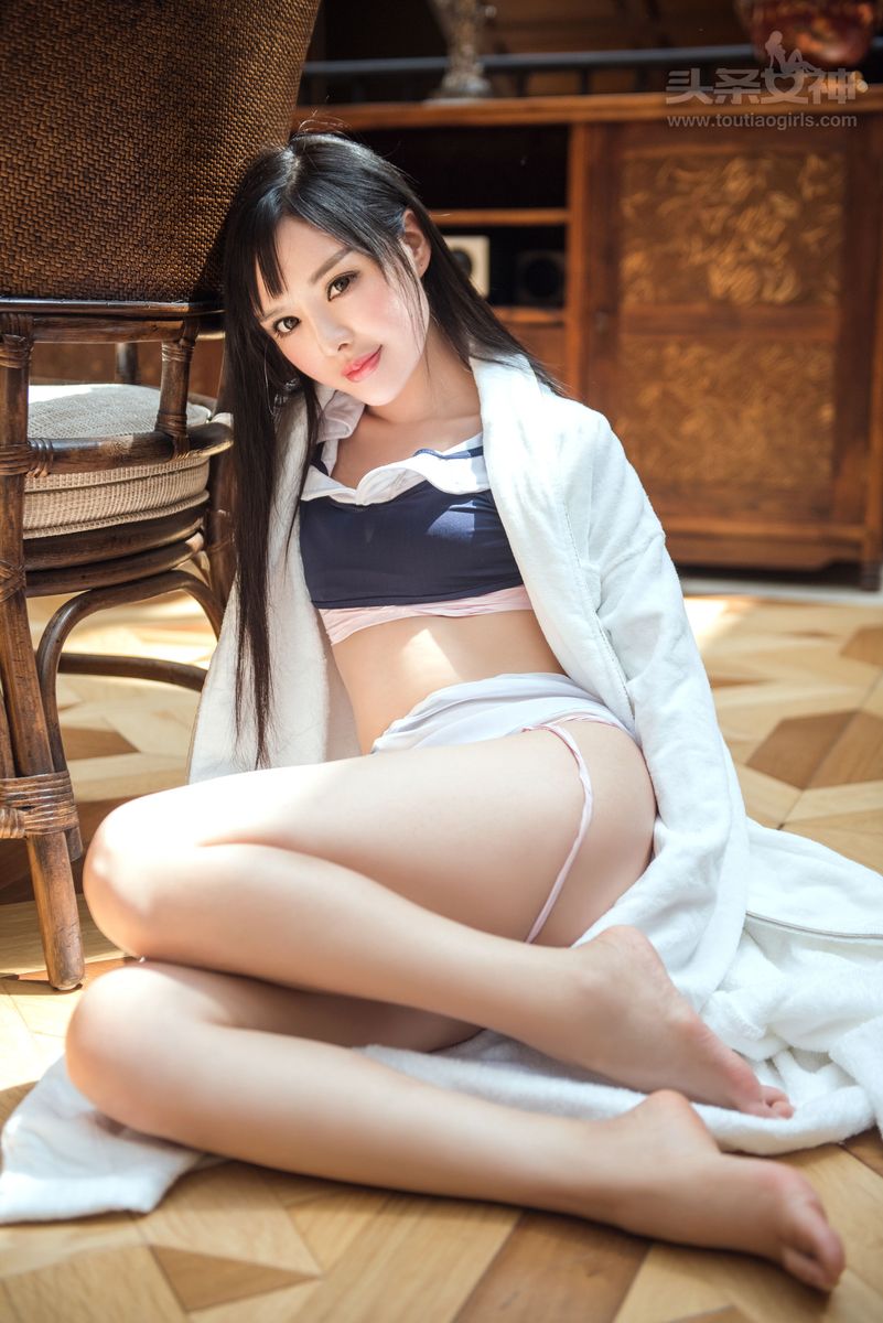 甜美系治愈少女周熙妍学生服酒店大堂性感写真