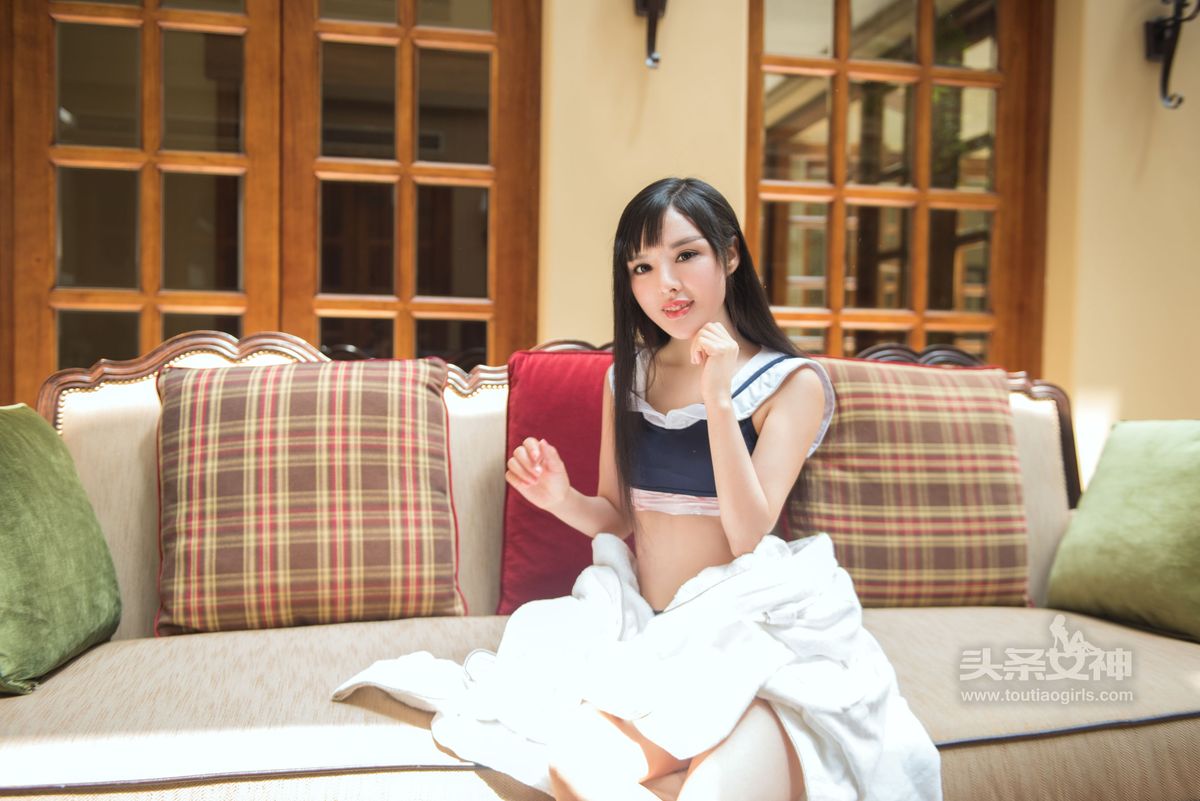 甜美系治愈少女周熙妍学生服酒店大堂性感写真