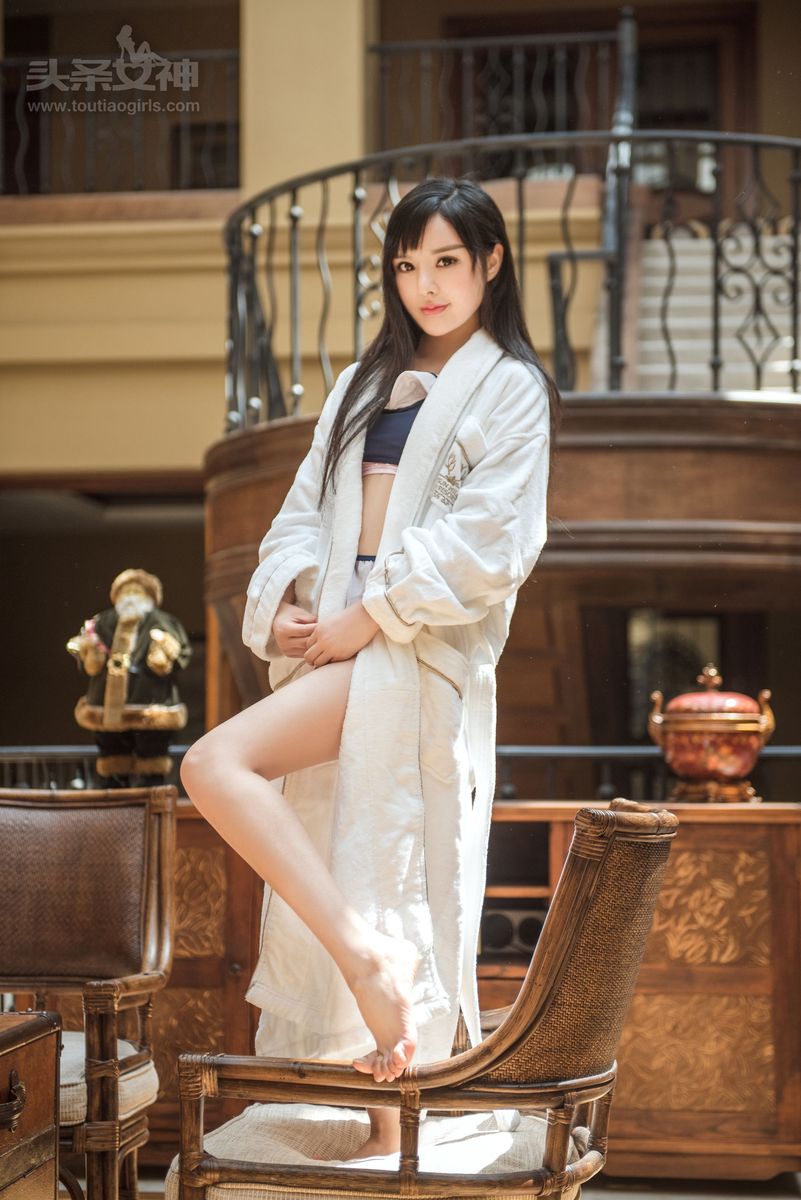 甜美系治愈少女周熙妍学生服酒店大堂性感写真
