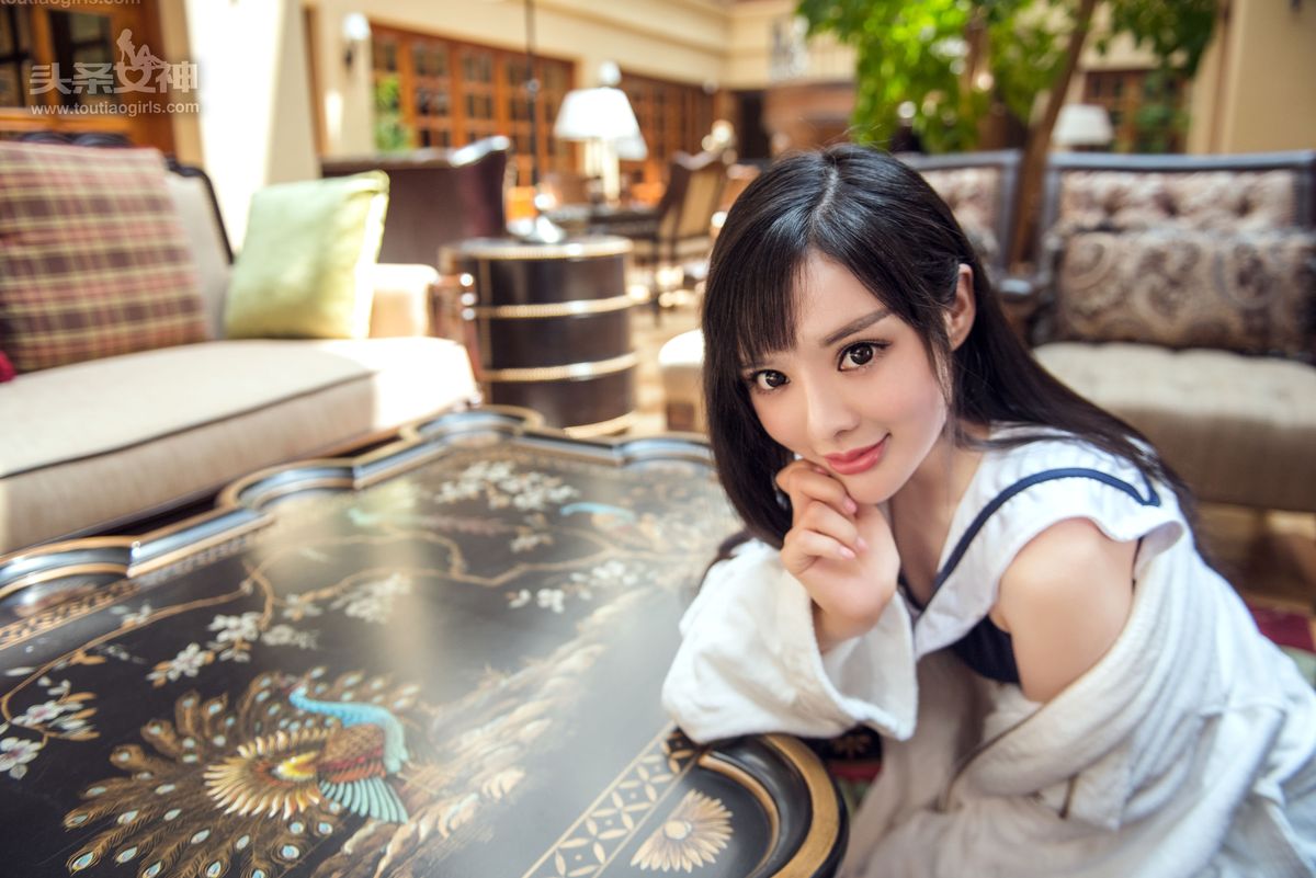 甜美系治愈少女周熙妍学生服酒店大堂性感写真