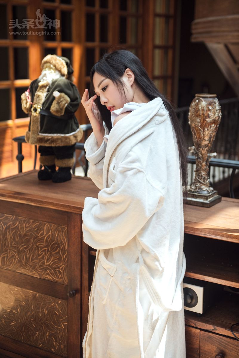 甜美系治愈少女周熙妍学生服酒店大堂性感写真