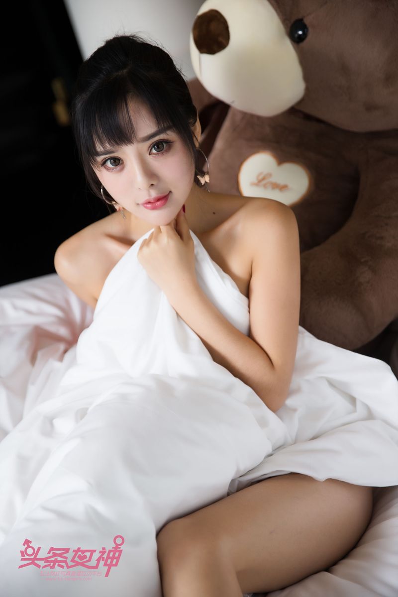 可爱女孩周熙妍床抱大熊耍暧昧系列私房写真