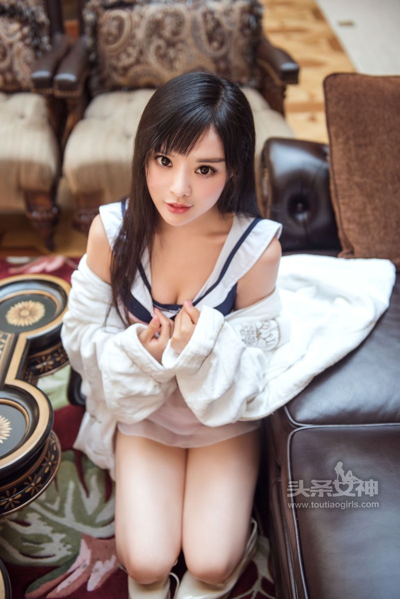 甜美系治愈少女周熙妍学生服酒店大堂性感写真