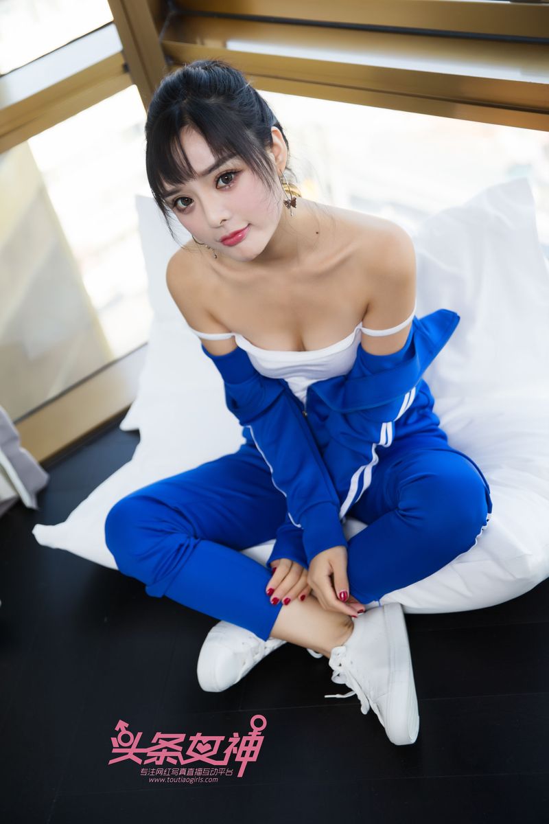 可爱女孩周熙妍学生装期中考试系列清纯性感写真