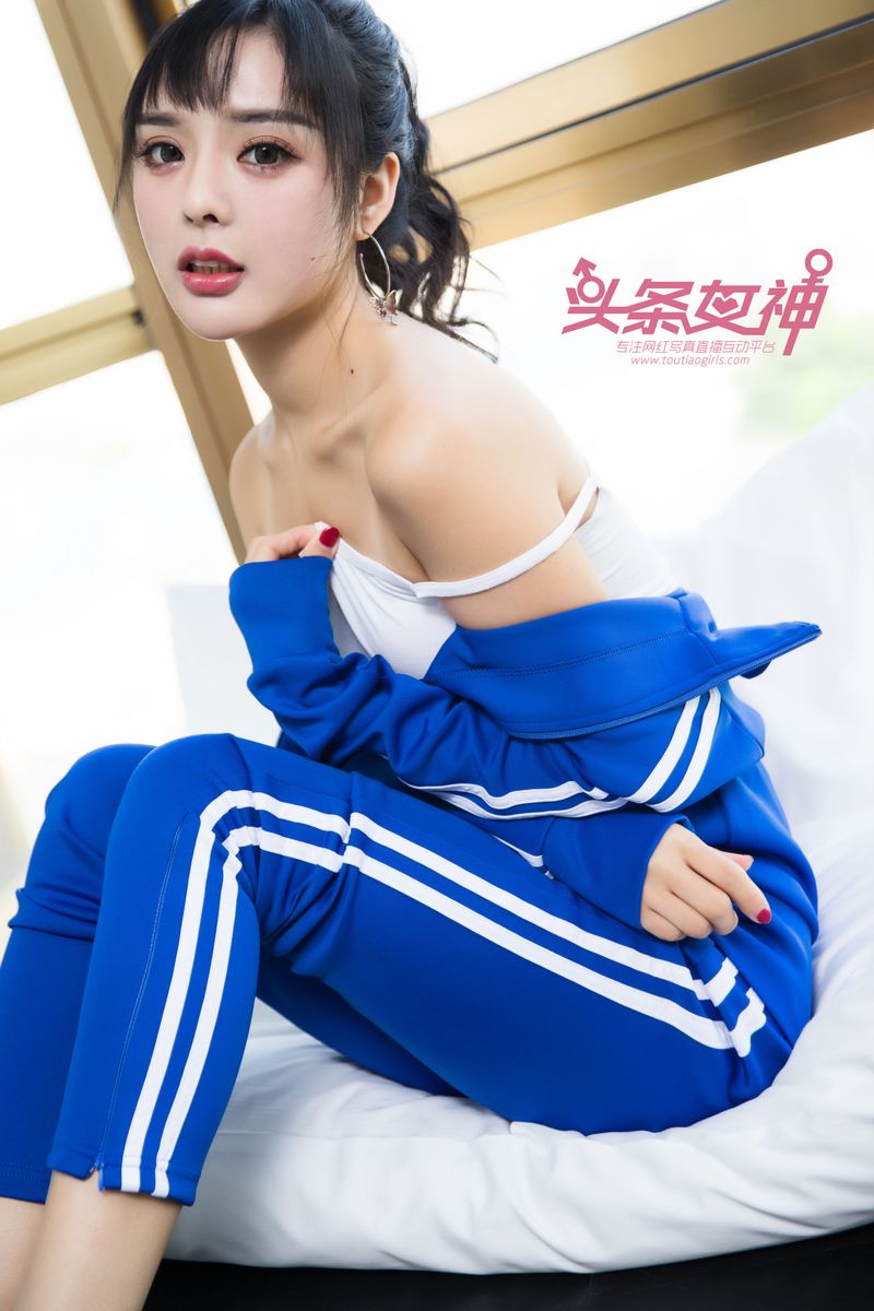 可爱女孩周熙妍学生装期中考试系列清纯性感写真