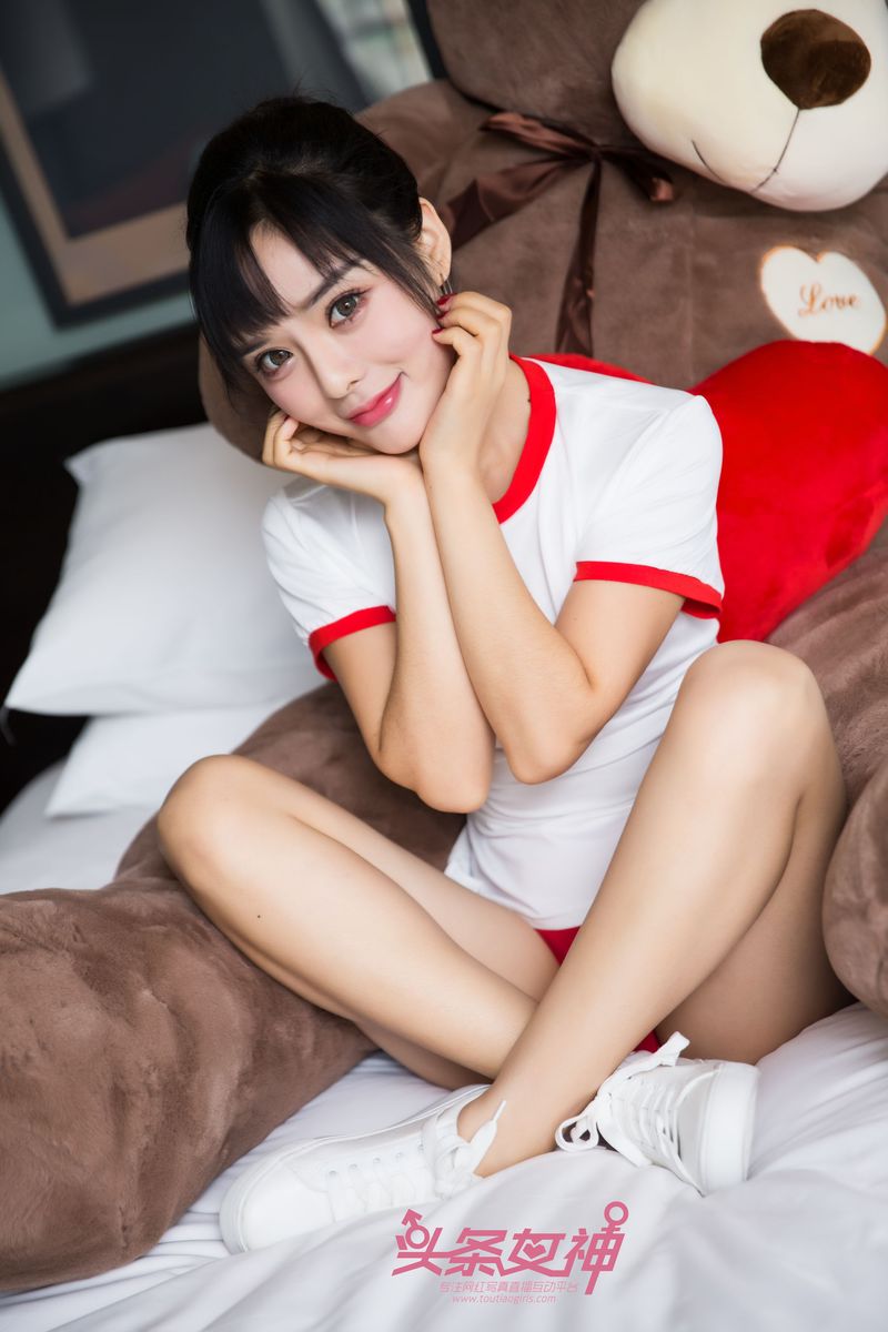 可爱女孩周熙妍床抱大熊耍暧昧系列私房写真