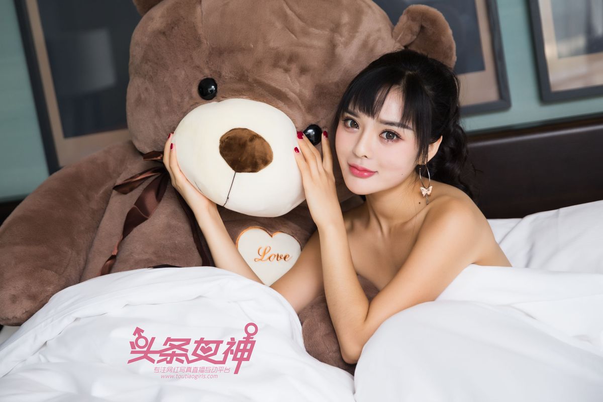可爱女孩周熙妍床抱大熊耍暧昧系列私房写真