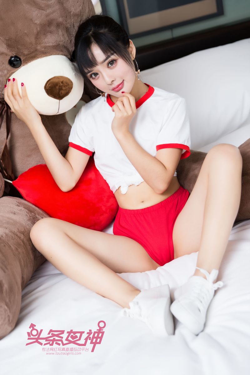可爱女孩周熙妍床抱大熊耍暧昧系列私房写真