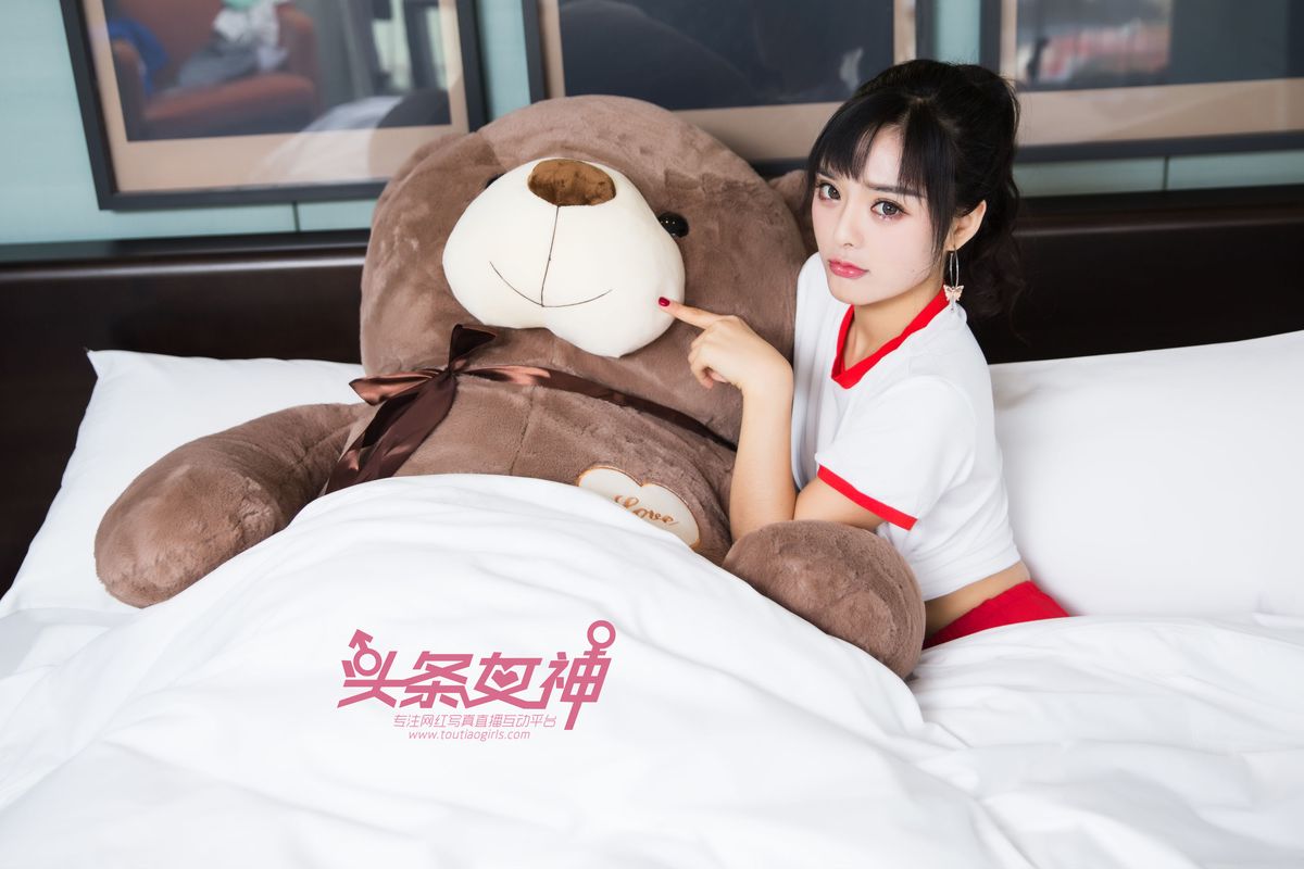 可爱女孩周熙妍床抱大熊耍暧昧系列私房写真