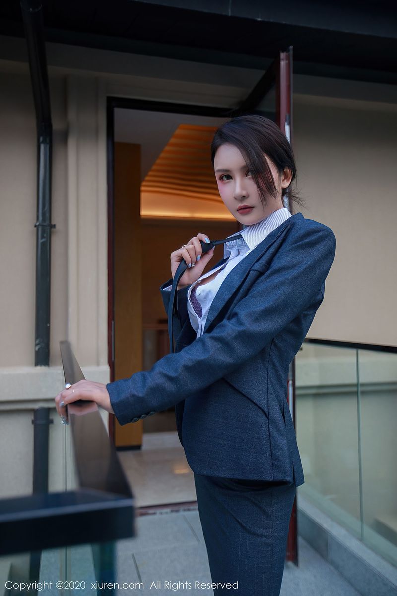 性感女神Emily顾奈奈职场秘书制服系列心愿旅拍