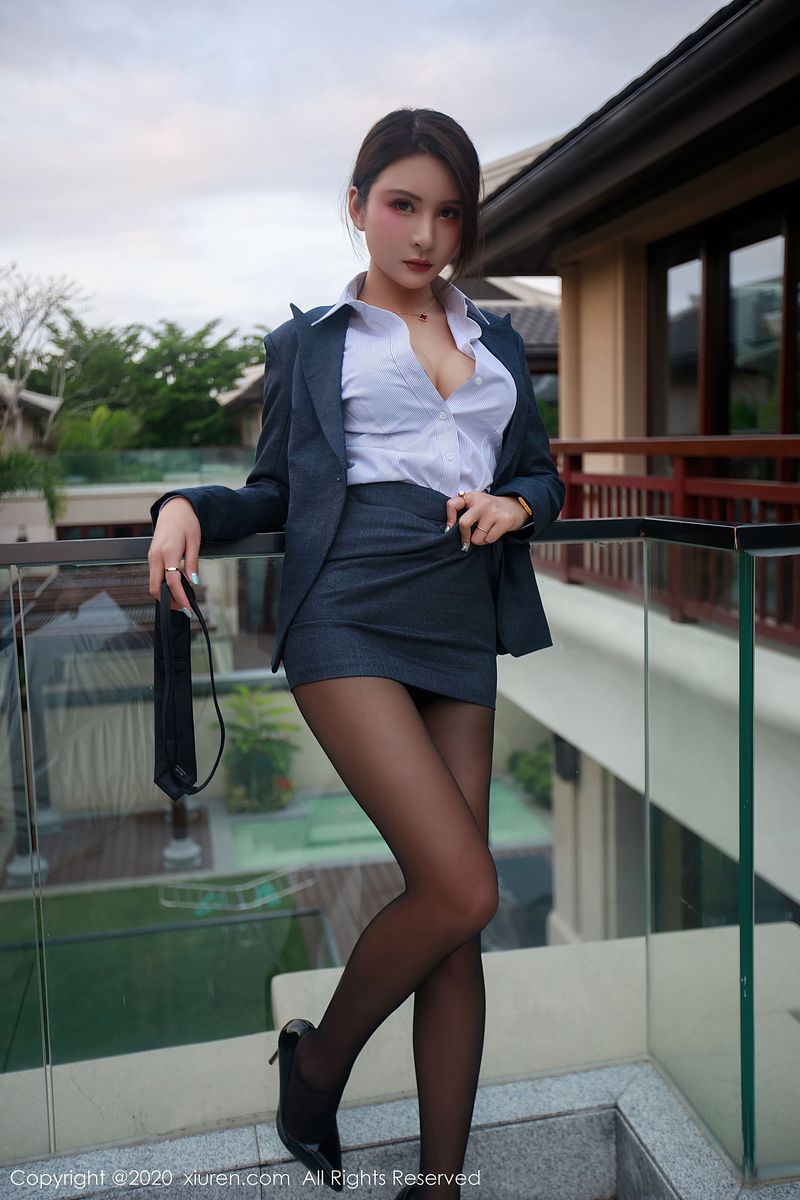 性感女神Emily顾奈奈职场秘书制服系列心愿旅拍