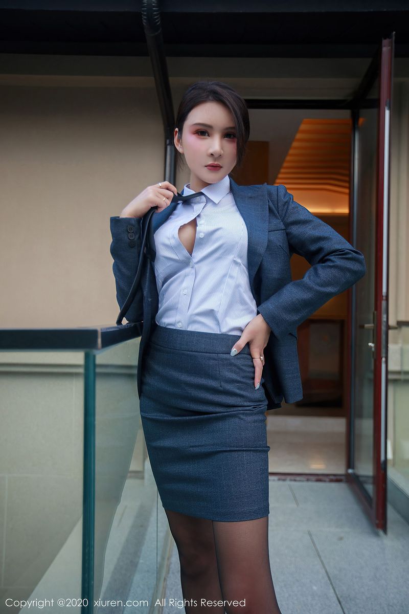 性感女神Emily顾奈奈职场秘书制服系列心愿旅拍