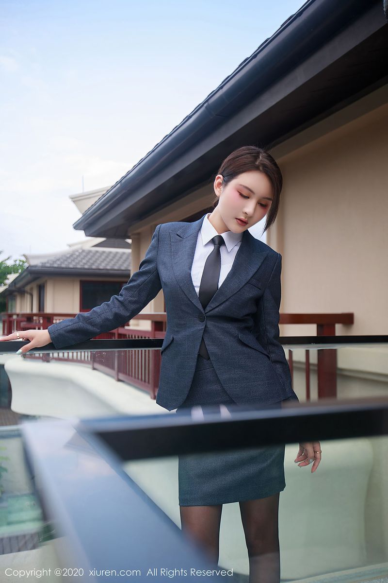 性感女神Emily顾奈奈职场秘书制服系列心愿旅拍