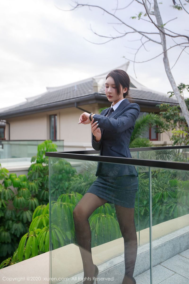 性感女神Emily顾奈奈职场秘书制服系列心愿旅拍