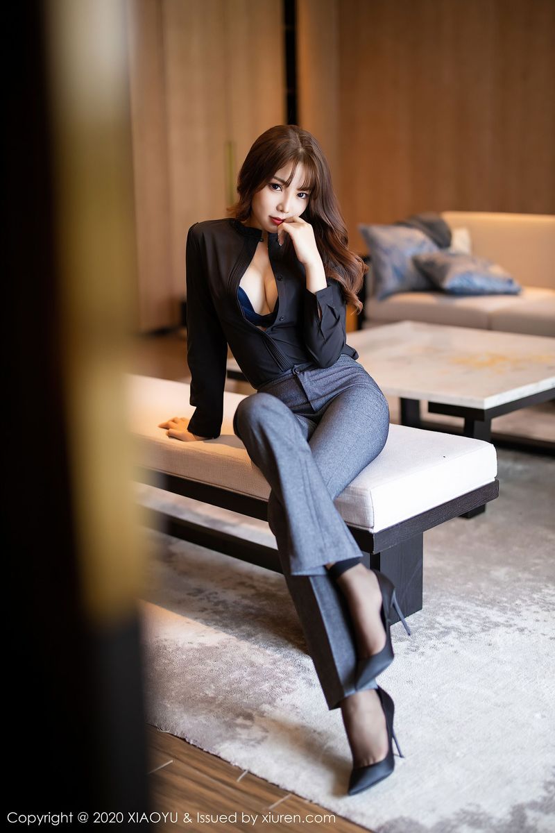 性感女神芝芝Booty职场OL制服系列阳朔旅拍