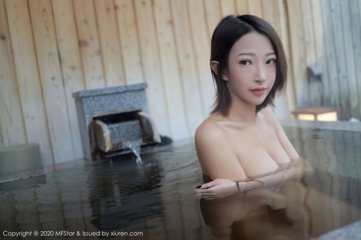 美女模特Dreamy小乔性感吊带内衣系列浴池写真