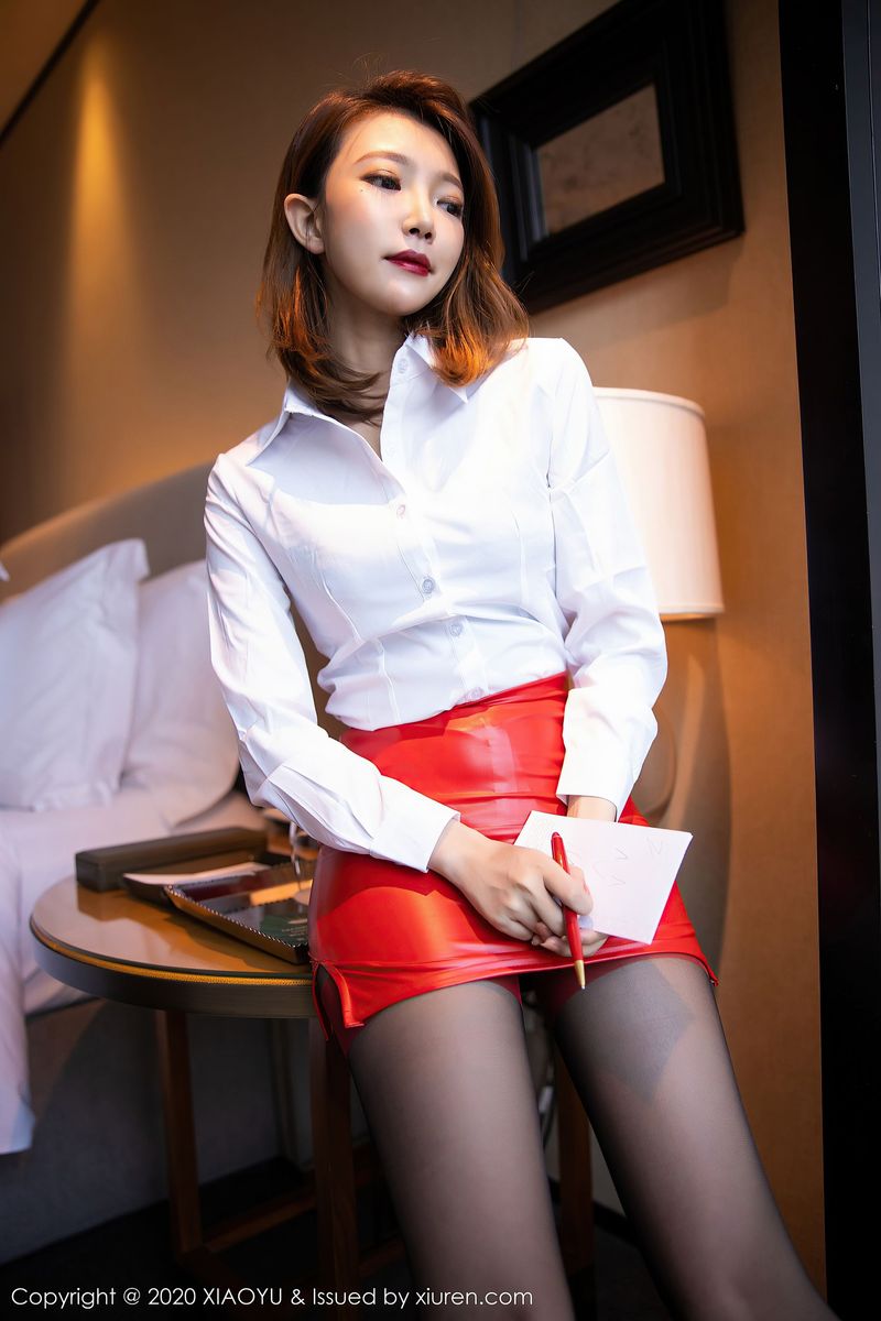 性感女神冯木木LRIS白衬衫与猩红皮裙经典写真