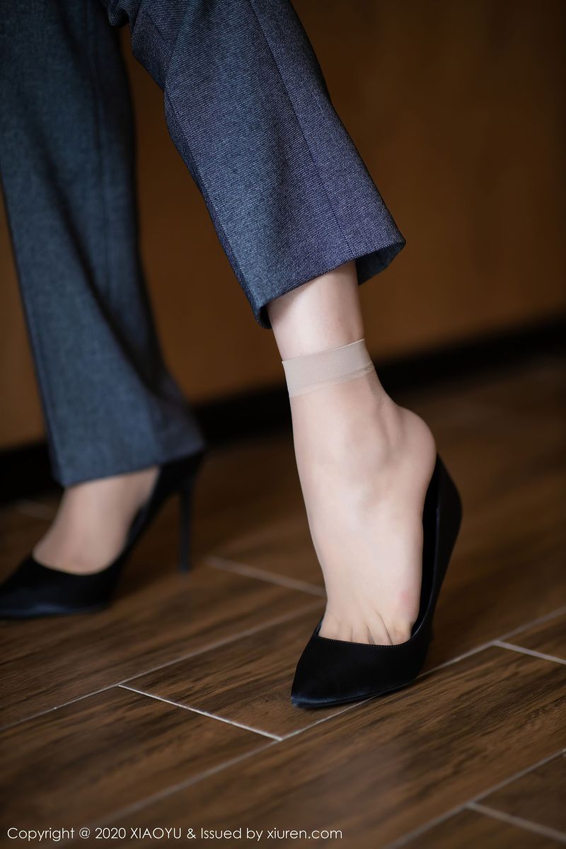 性感女神芝芝Booty职场OL制服系列阳朔旅拍