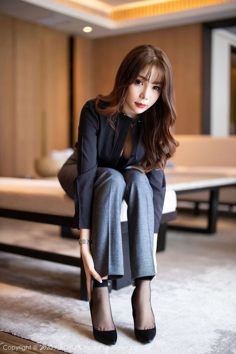 性感女神芝芝Booty职场OL制服系列阳朔旅拍