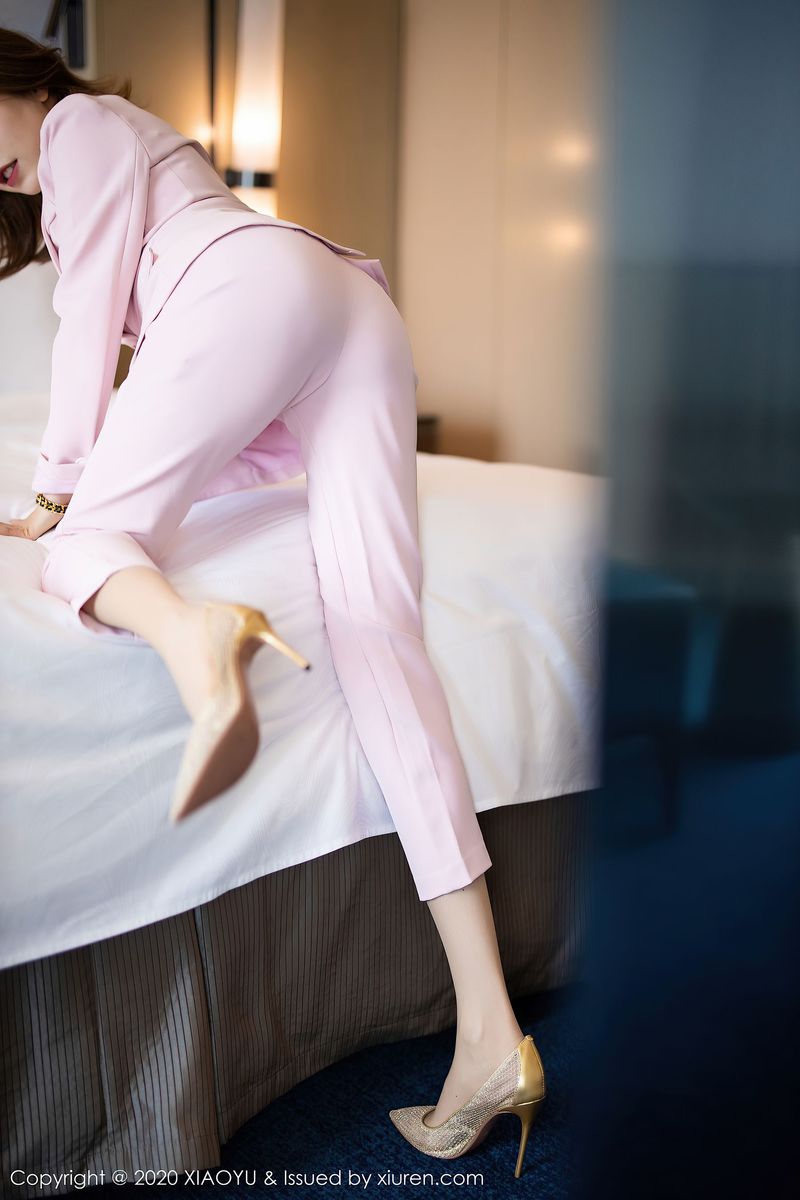 性感女神黄楽然粉色西装+蕾丝吊袜OL魅惑写真
