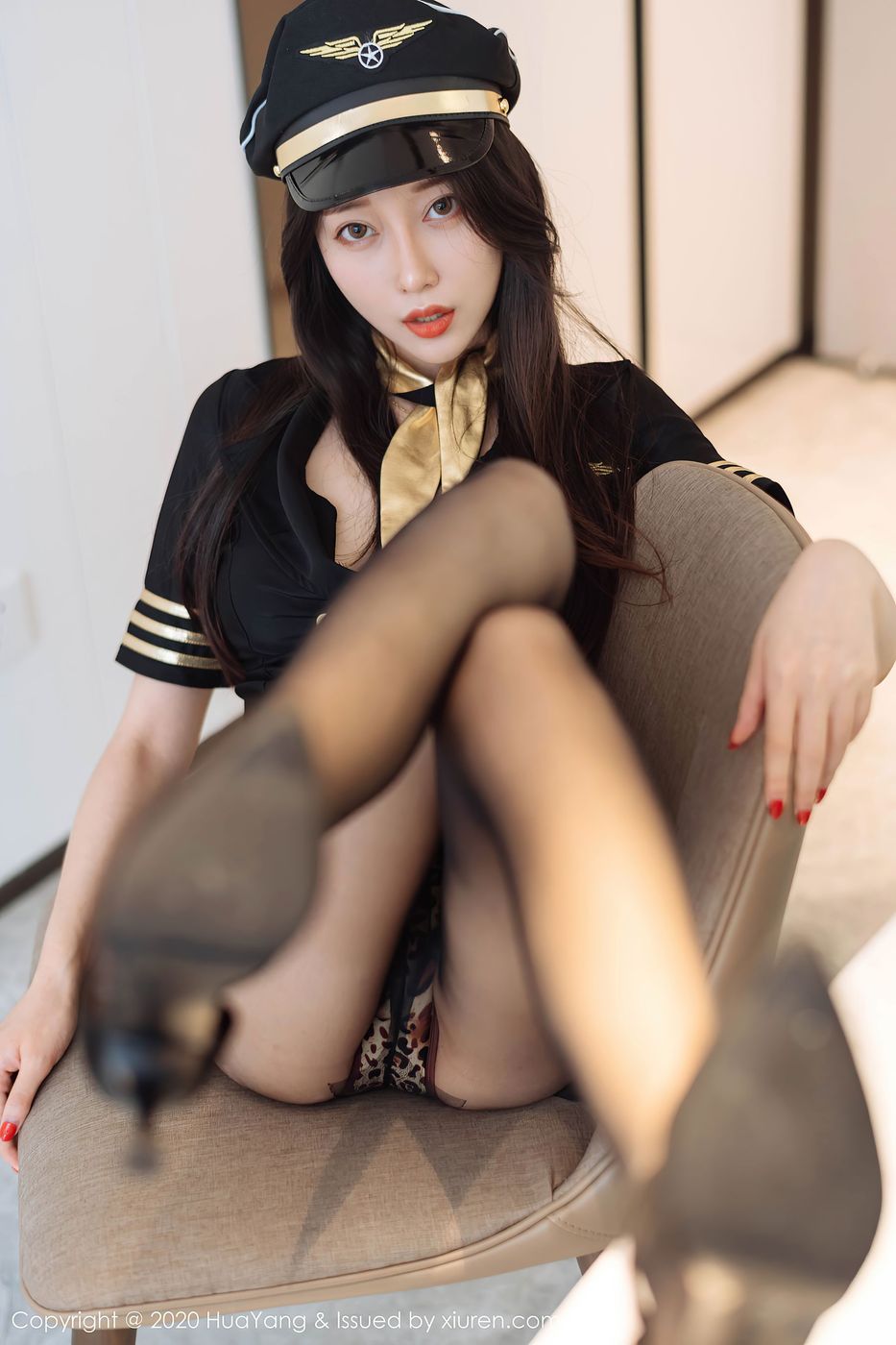 新人模特玥儿玥er性感帅气机长制服娇媚动人写真