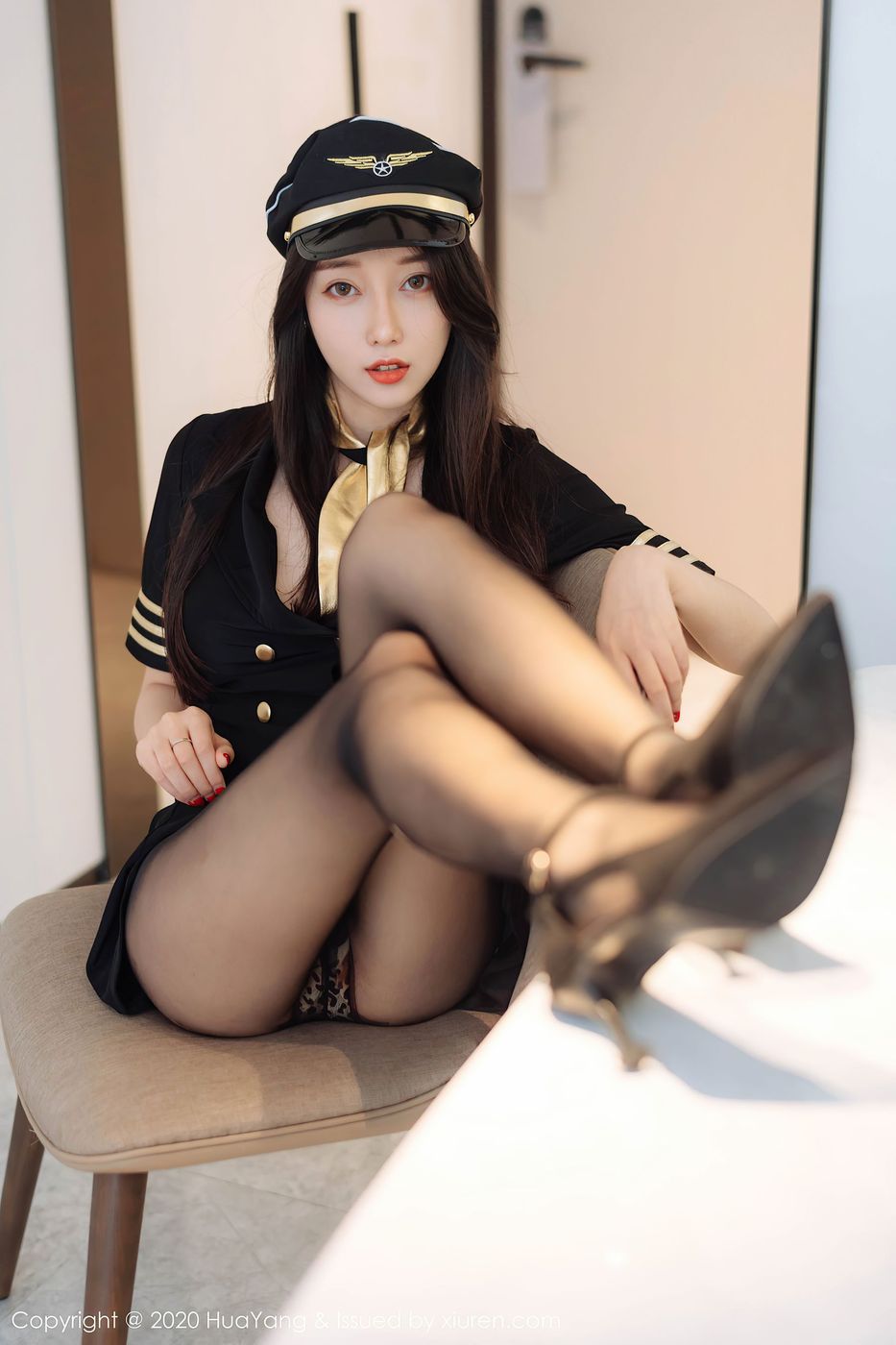 新人模特玥儿玥er性感帅气机长制服娇媚动人写真