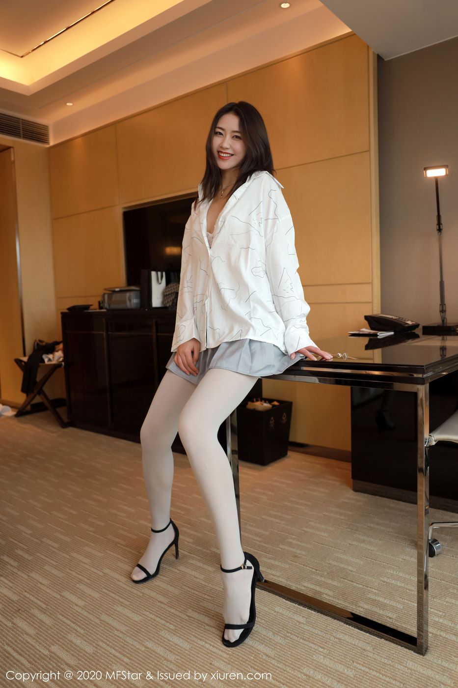 美女模特方子萱衬衫短裙丝袜JK制服性感写真