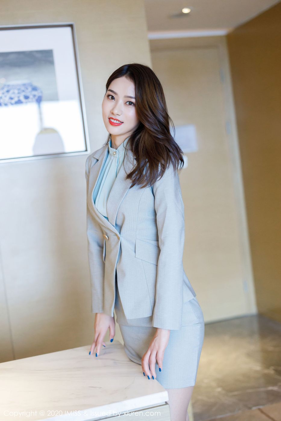 美女模特方子萱职场OL女秘书装扮丝袜美腿写真