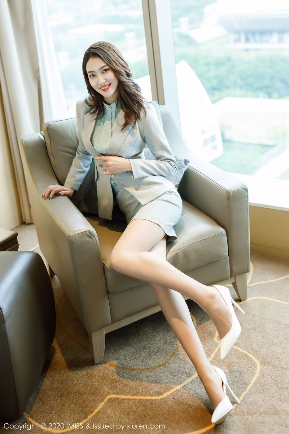 美女模特方子萱职场OL女秘书装扮丝袜美腿写真