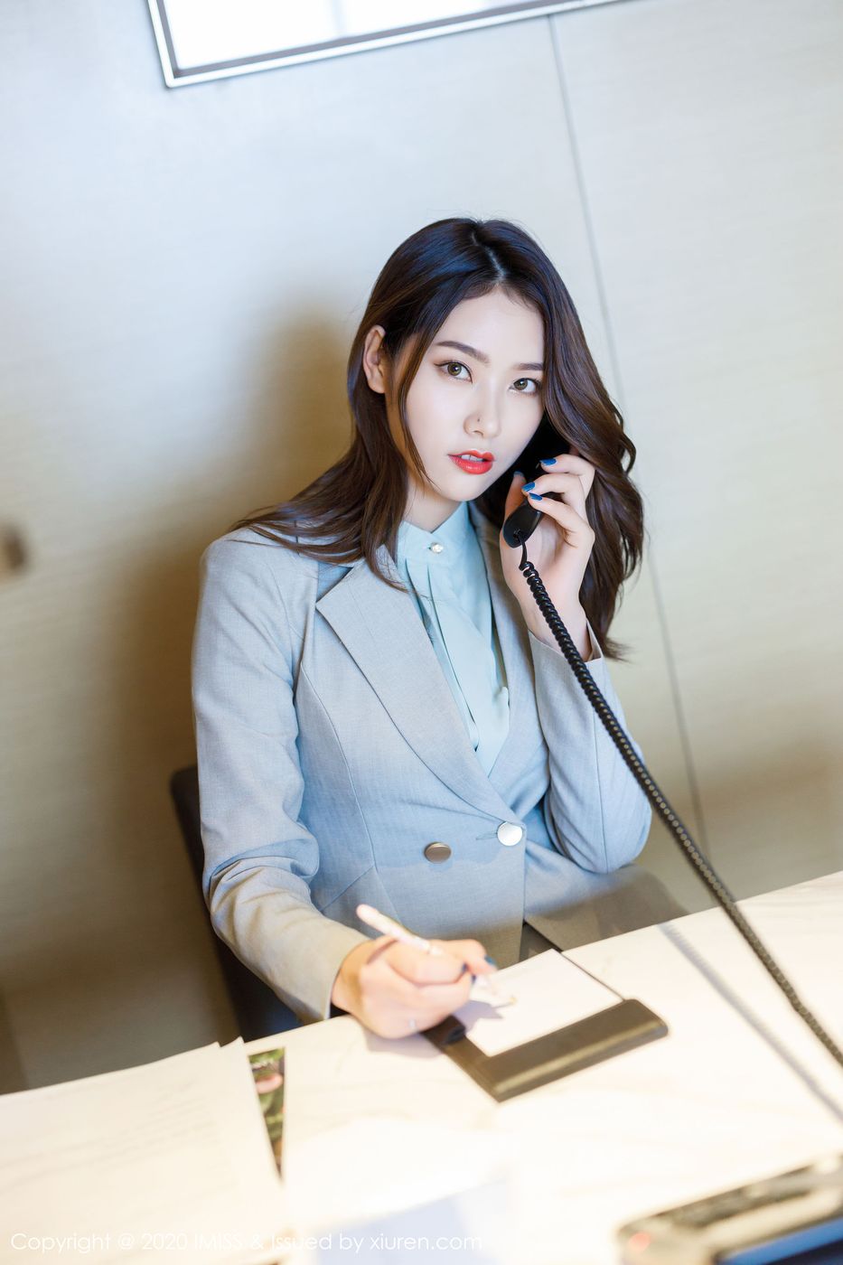 美女模特方子萱职场OL女秘书装扮丝袜美腿写真