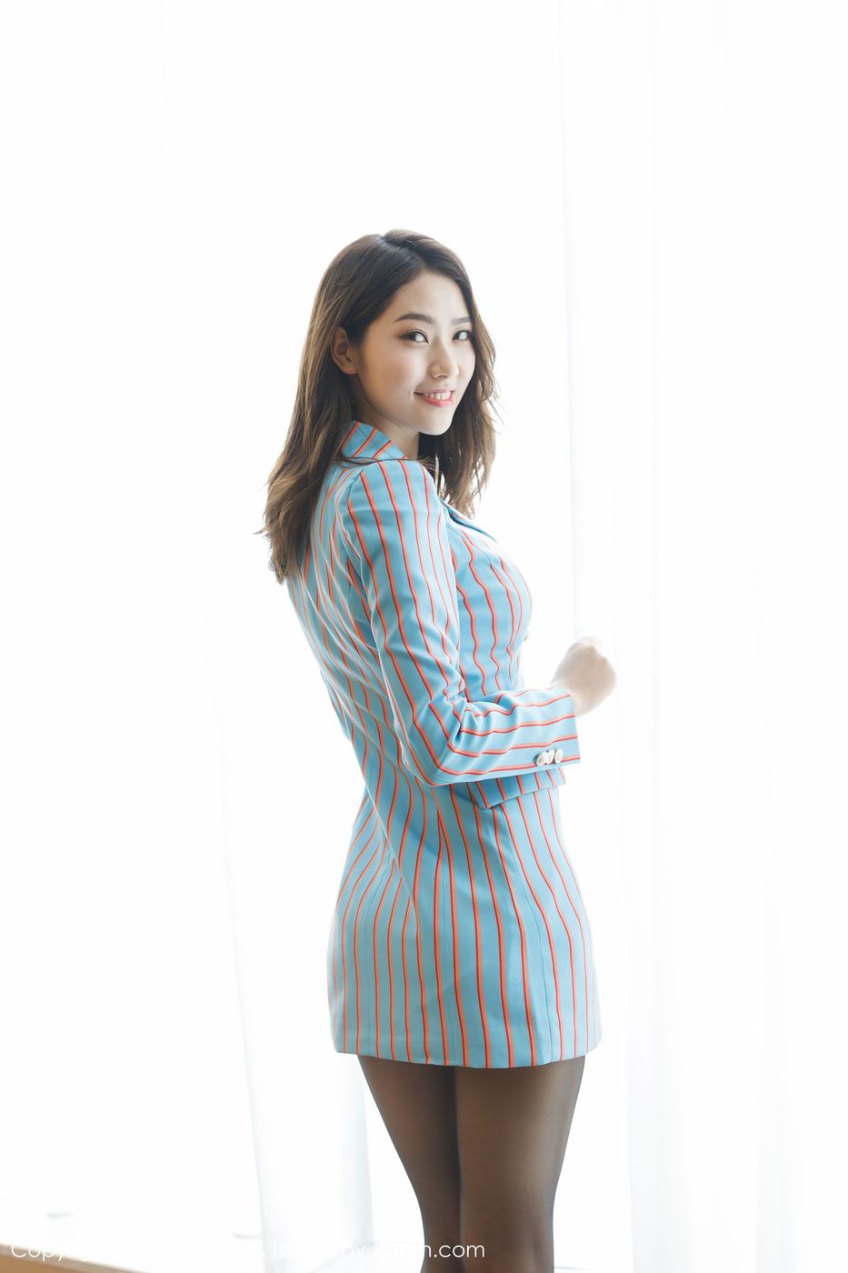 美女模特方子萱性感西装职场OL诱人黑丝写真
