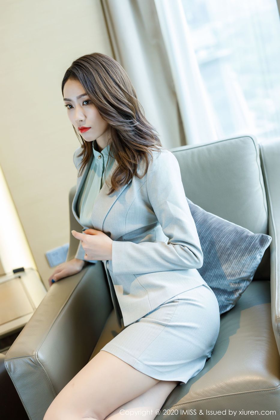 美女模特方子萱职场OL女秘书装扮丝袜美腿写真