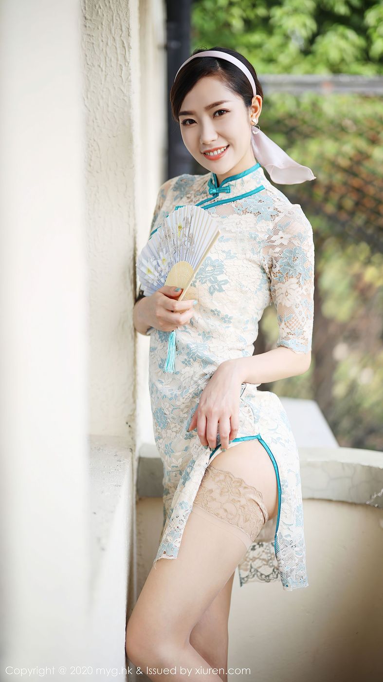 美女模特方子萱韵味旗袍与现代丝袜古典风格写真