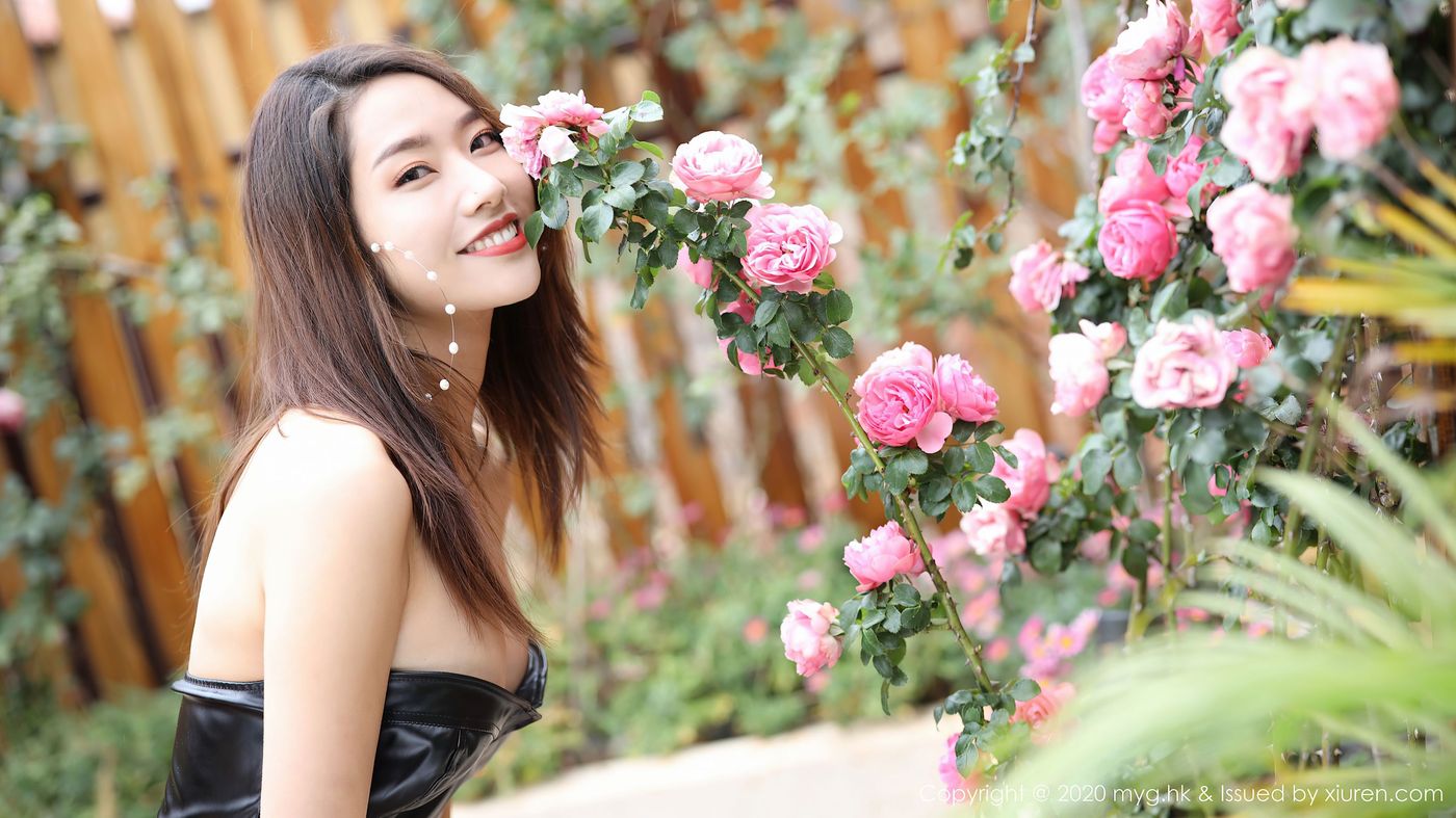 美女模特方子萱性感皮裙与极致黑丝曼妙多姿大理旅拍