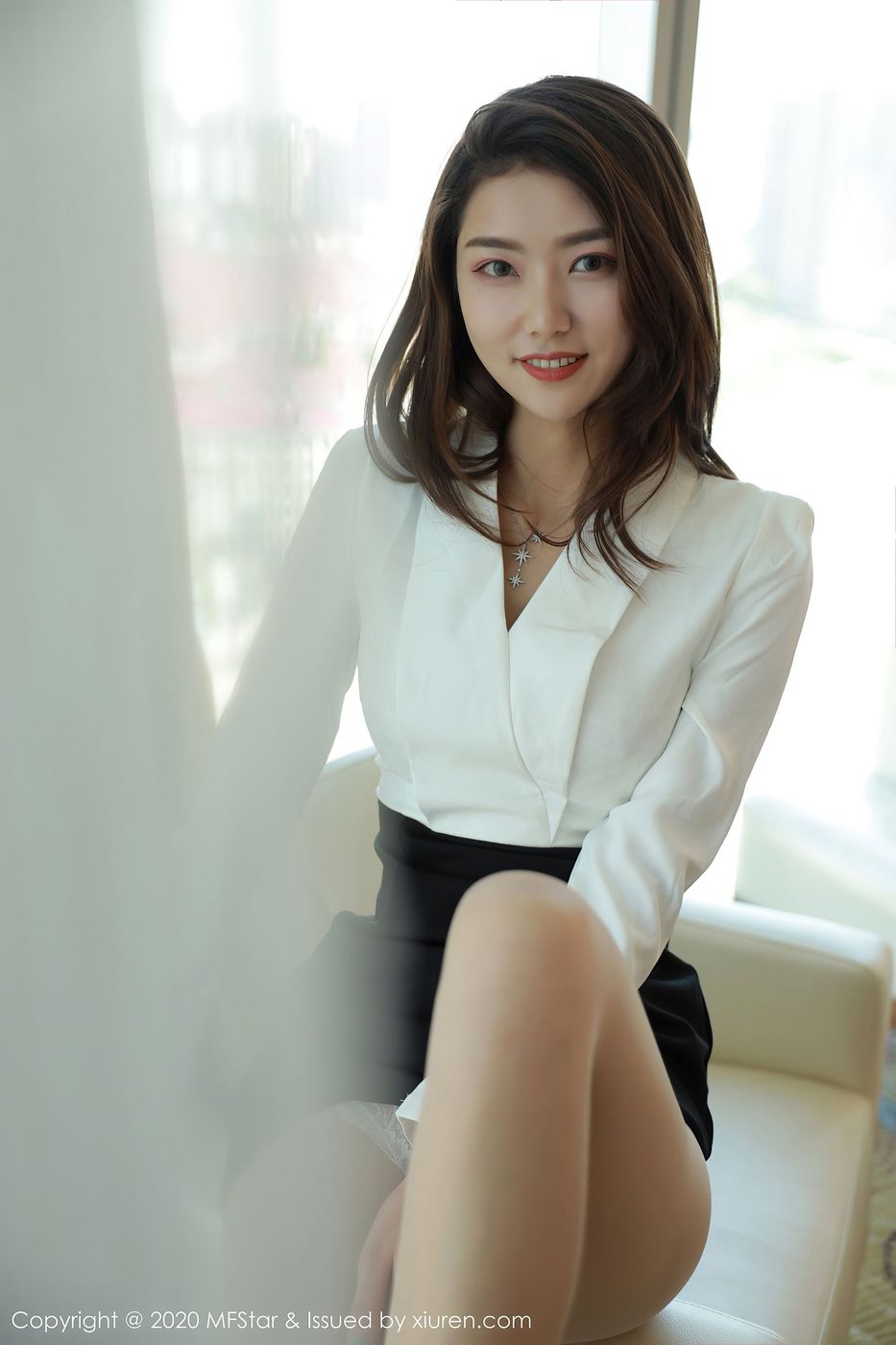 美女模特方子萱丝袜美腿经典的秘书OL系列写真