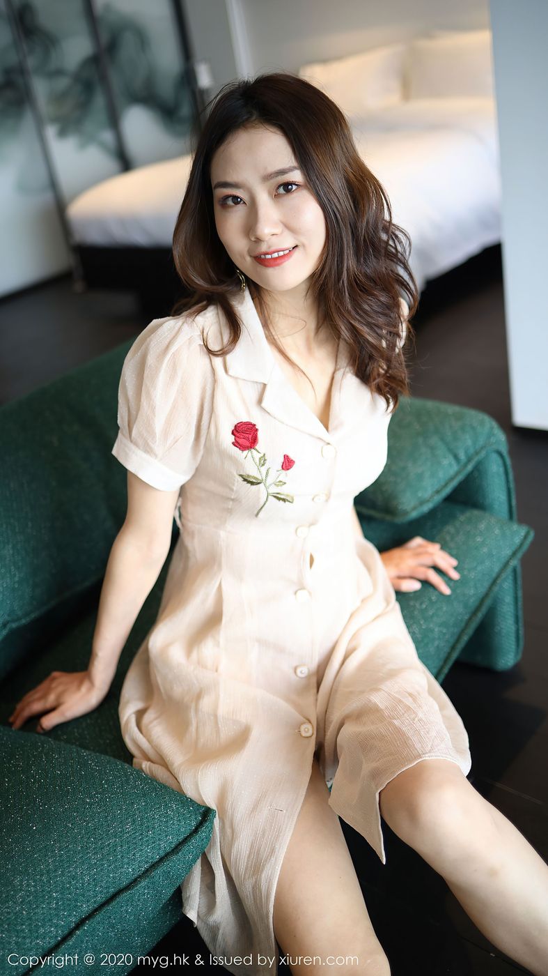 美女模特方子萱典雅长裙曼妙曲线大理旅拍