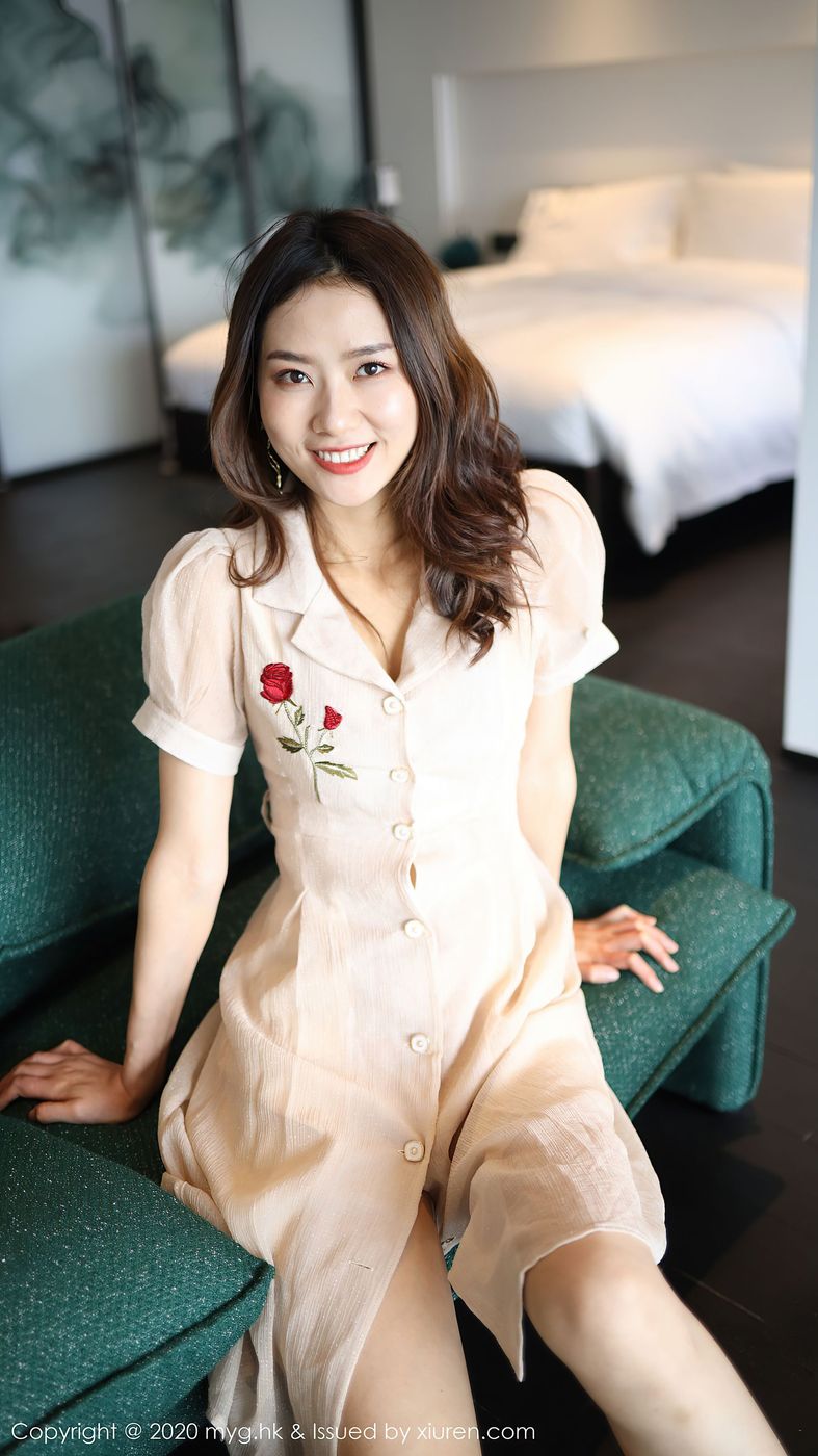 美女模特方子萱典雅长裙曼妙曲线大理旅拍