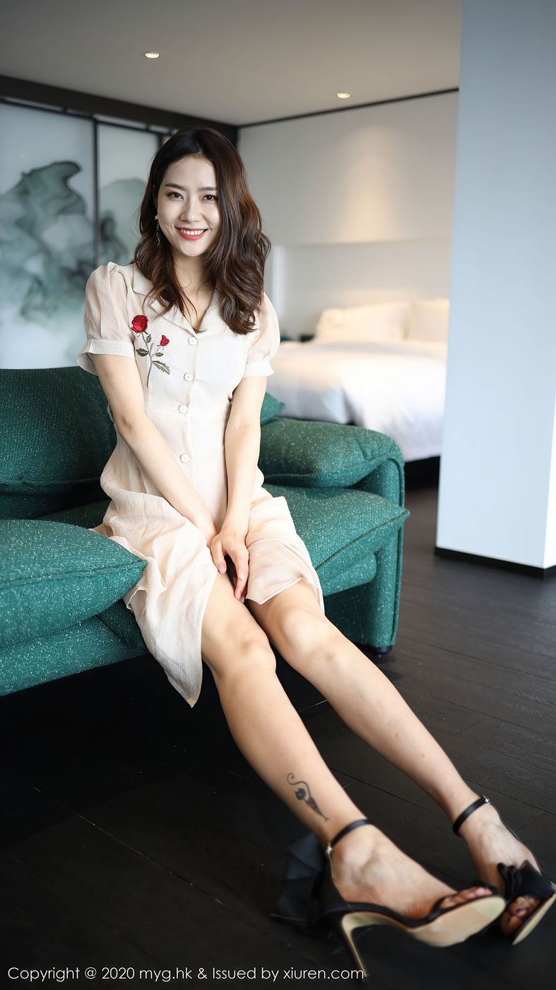 美女模特方子萱典雅长裙曼妙曲线大理旅拍
