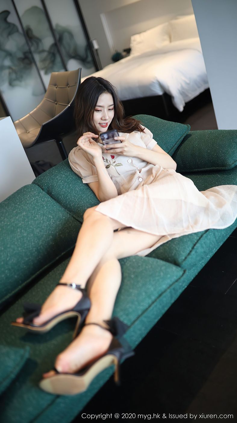 美女模特方子萱典雅长裙曼妙曲线大理旅拍