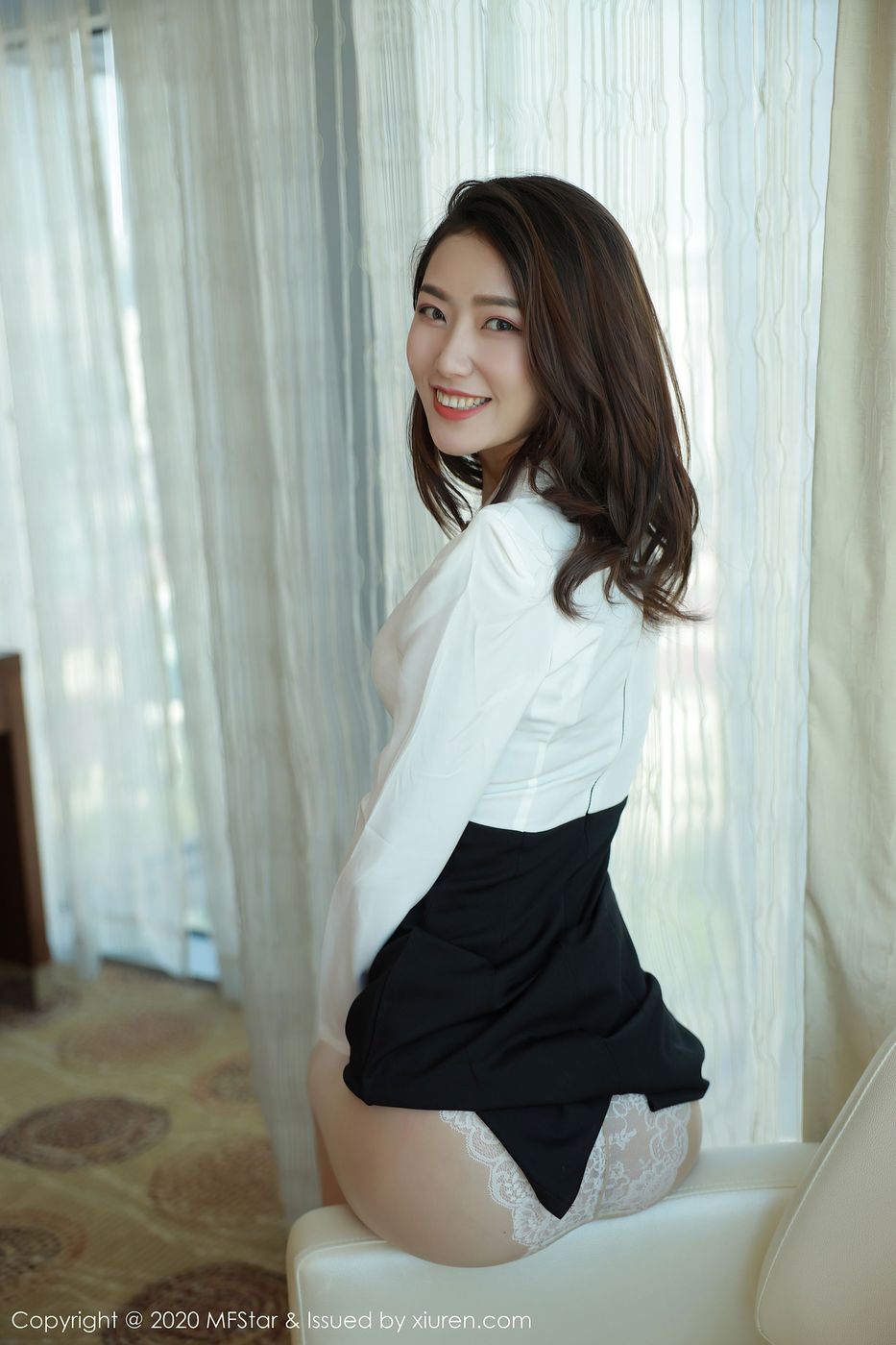 美女模特方子萱丝袜美腿经典的秘书OL系列写真