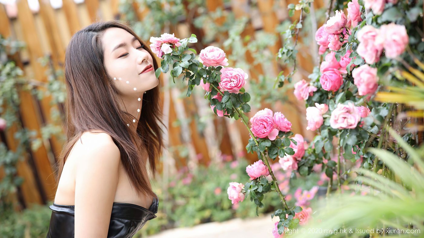 美女模特方子萱性感皮裙与极致黑丝曼妙多姿大理旅拍