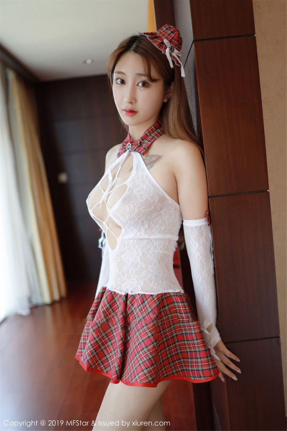 美女模特Betty林子欣镂空内衣与格子短裙诱惑写真