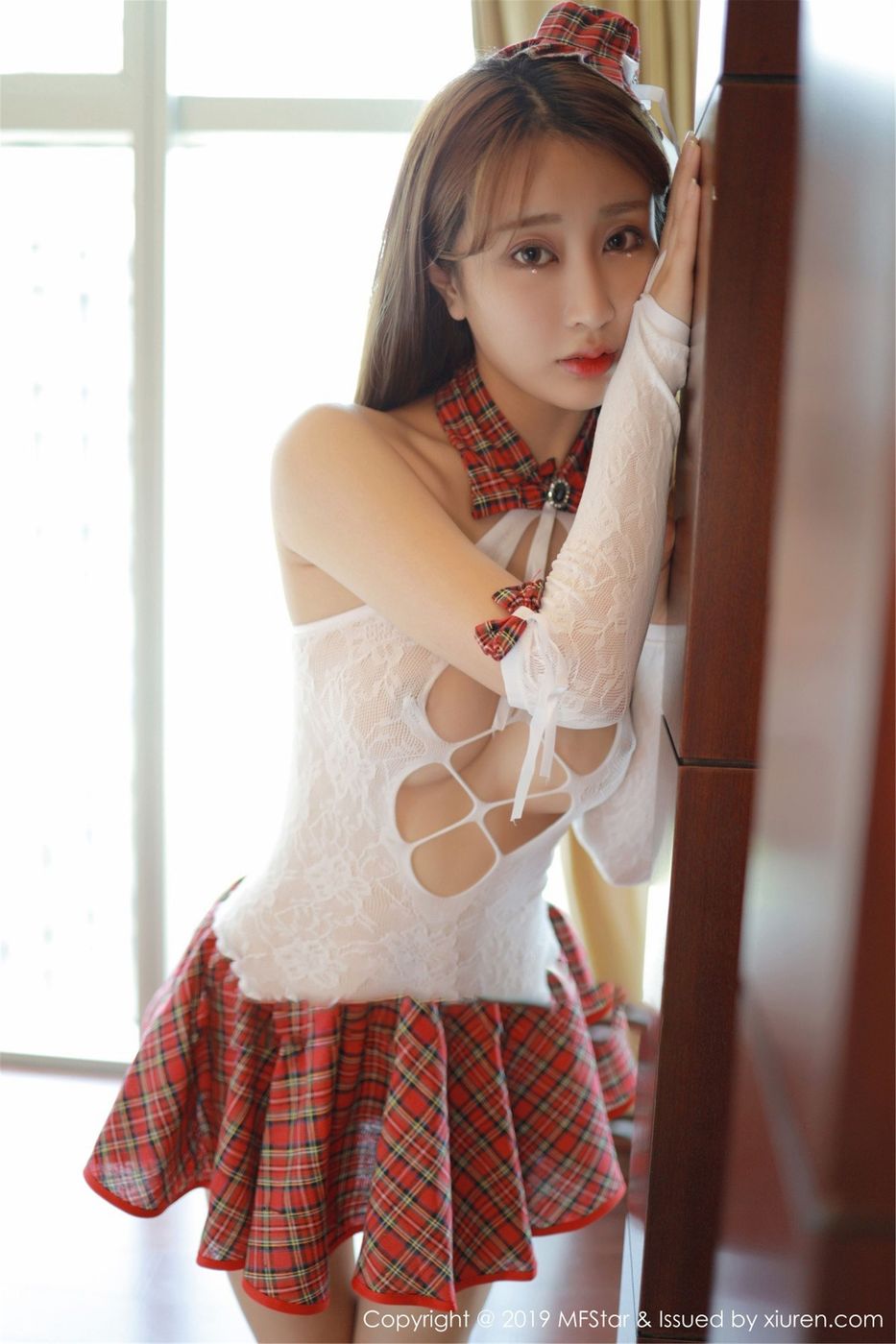 美女模特Betty林子欣镂空内衣与格子短裙诱惑写真