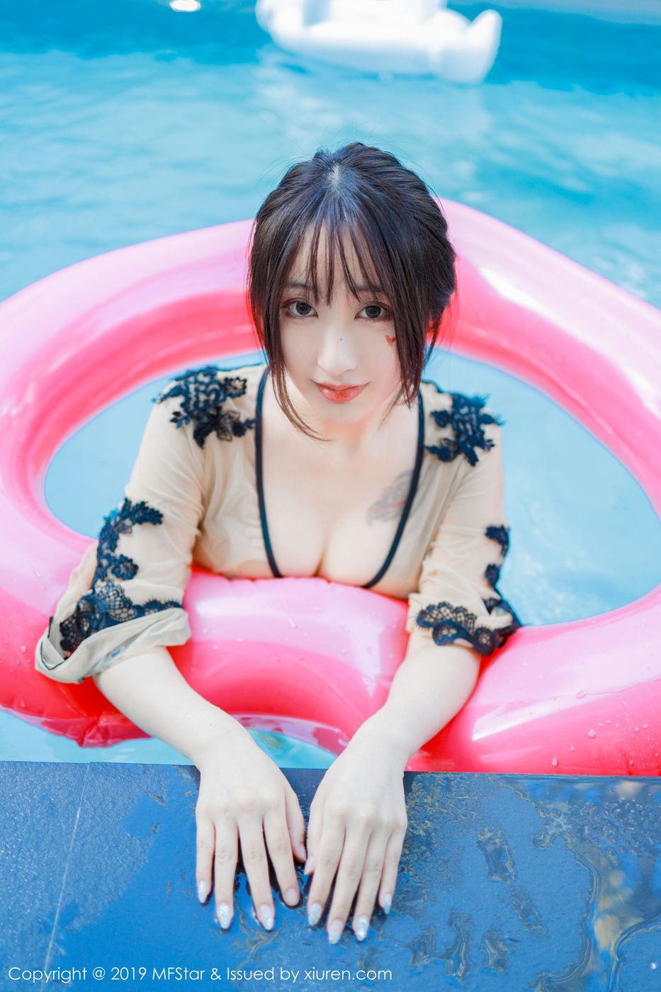 美女模特Betty林子欣泳池出浴美人系列泰国清迈旅拍